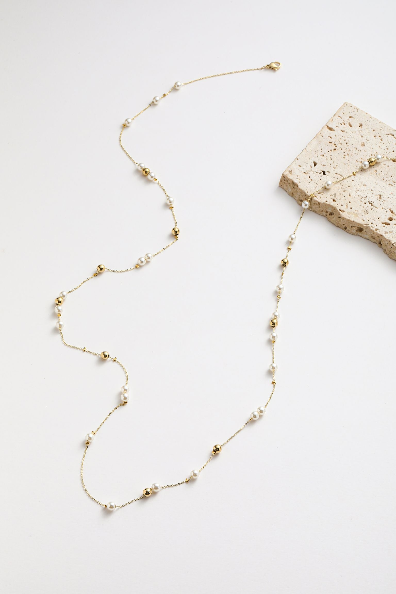 Collana con perle bianche