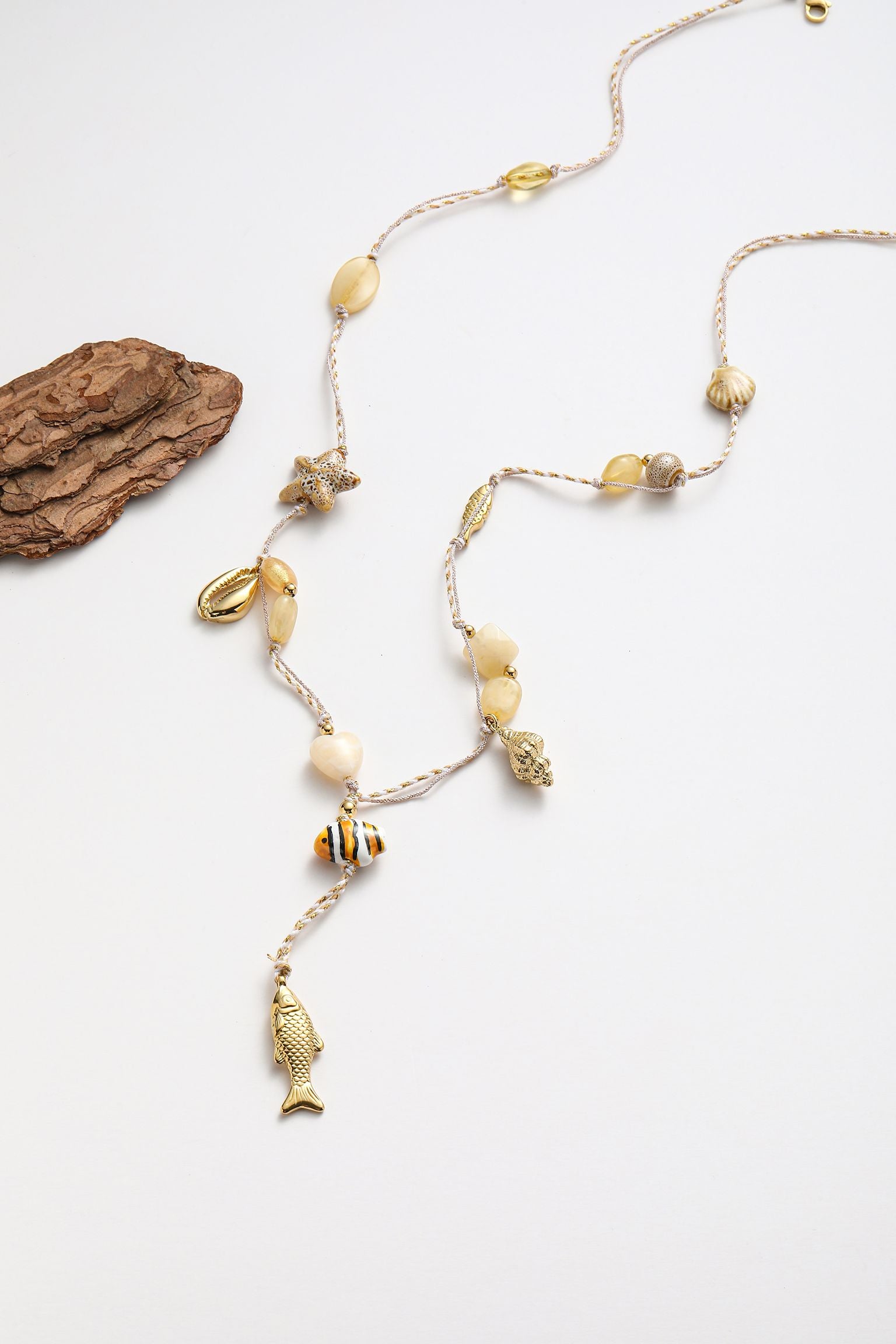 Collana con conchiglie e pedente in corda cerata