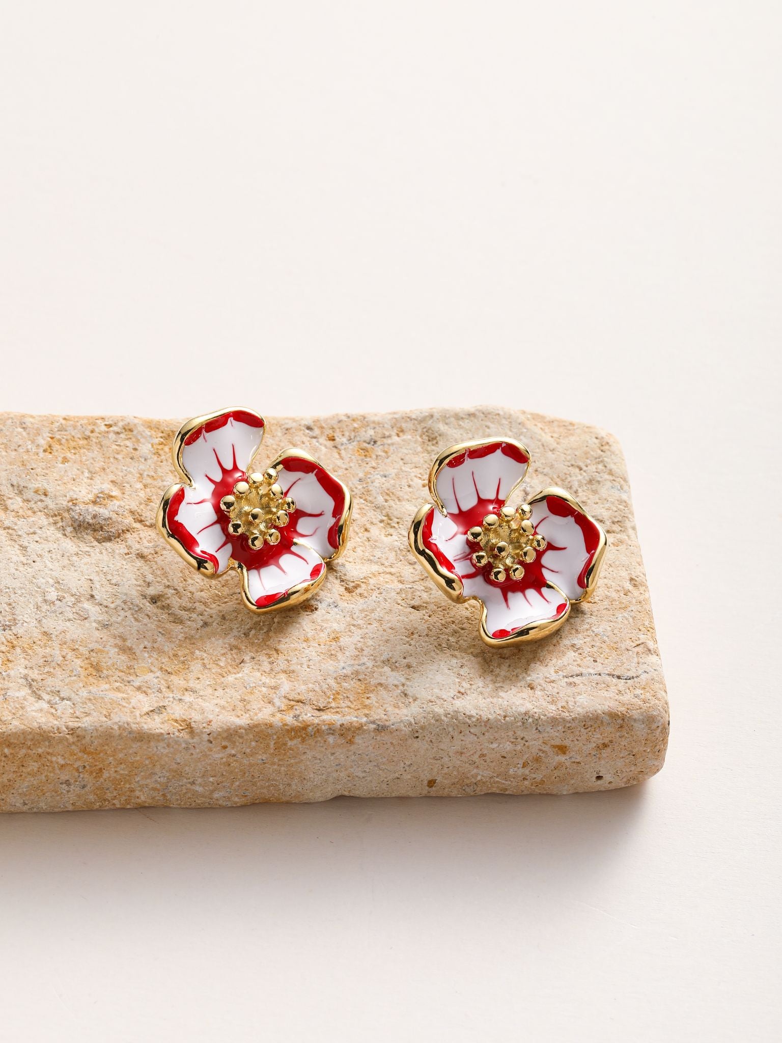 Orecchini a fiore con smalto