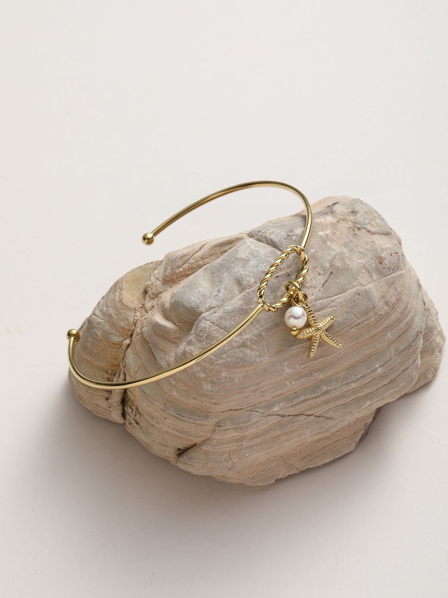 Bracciale rigido con perla di fiume