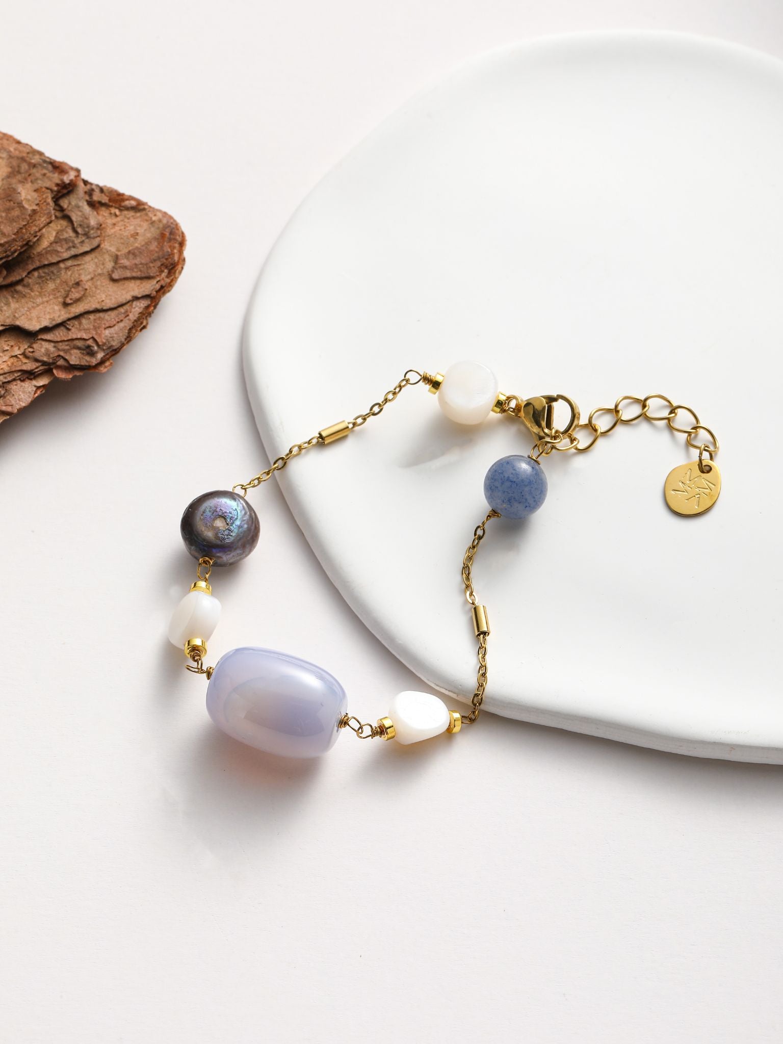 Bracciale in perle fiume e pietra dura