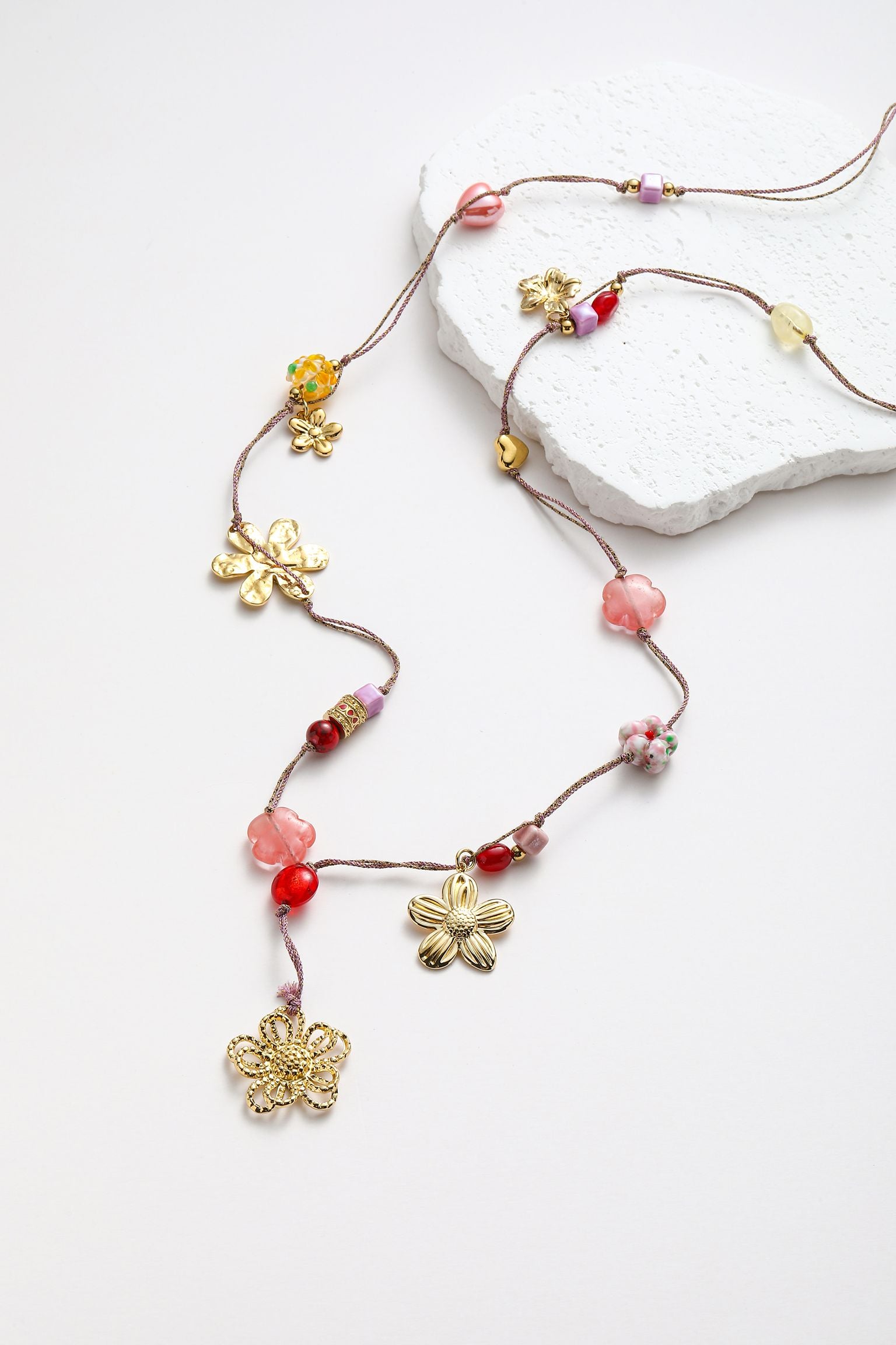 Collana con varie fiori e pedente in corda cerata