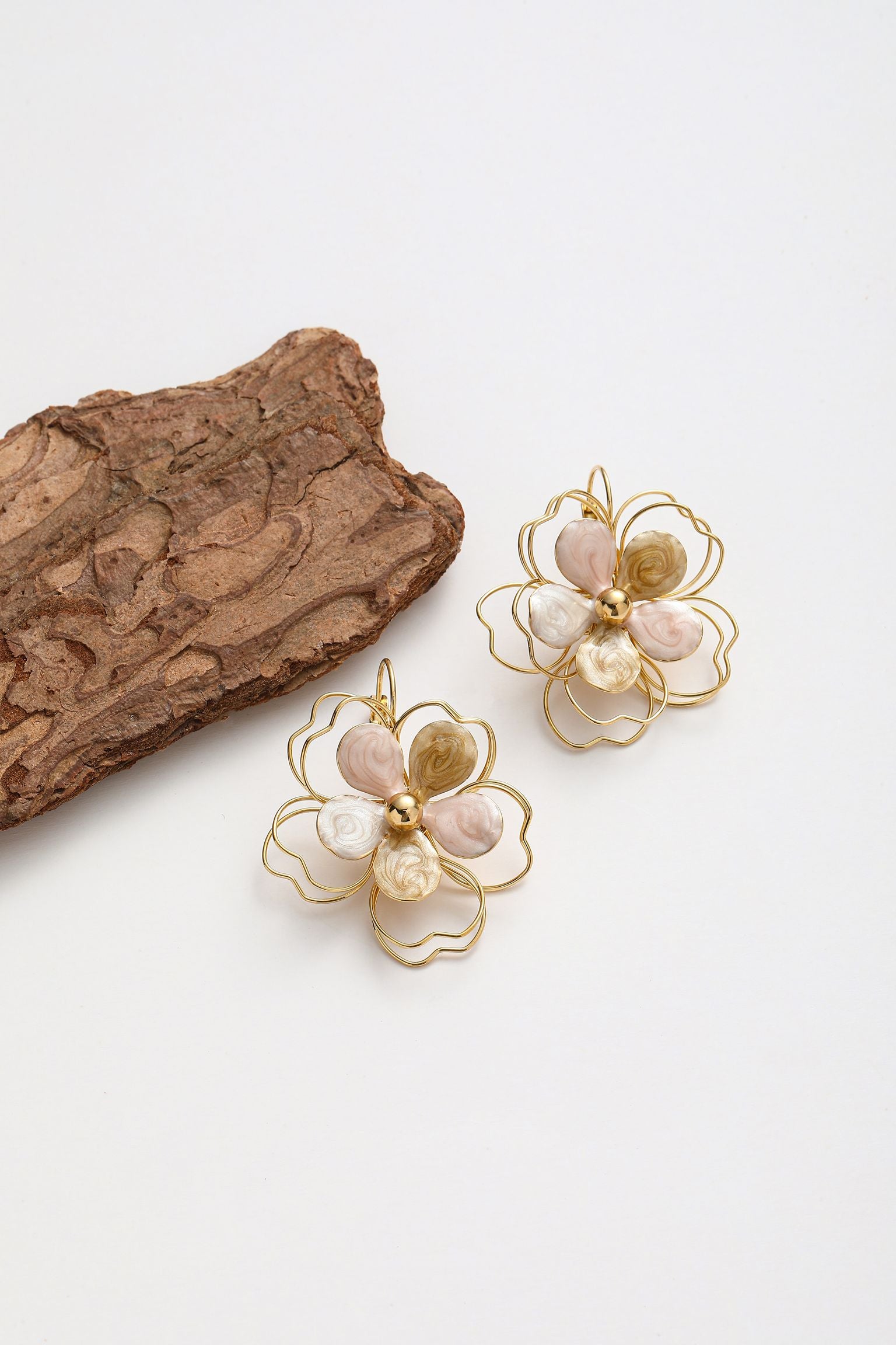 Orecchini con il fiore floreale in smalto
