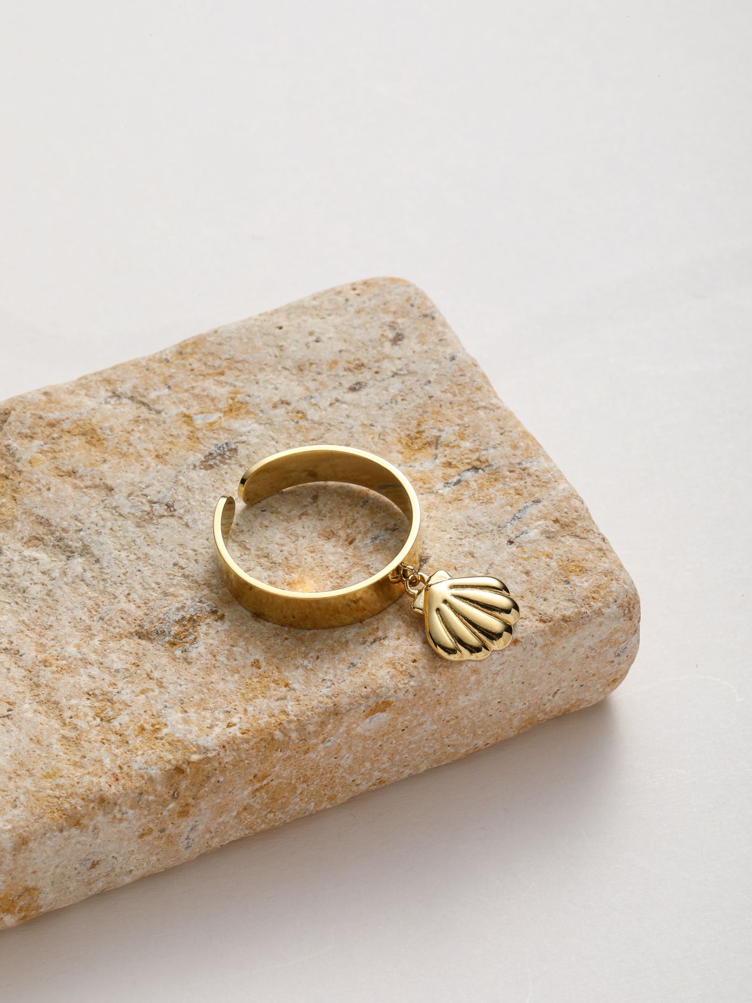 Anello con pedente conchiglia
