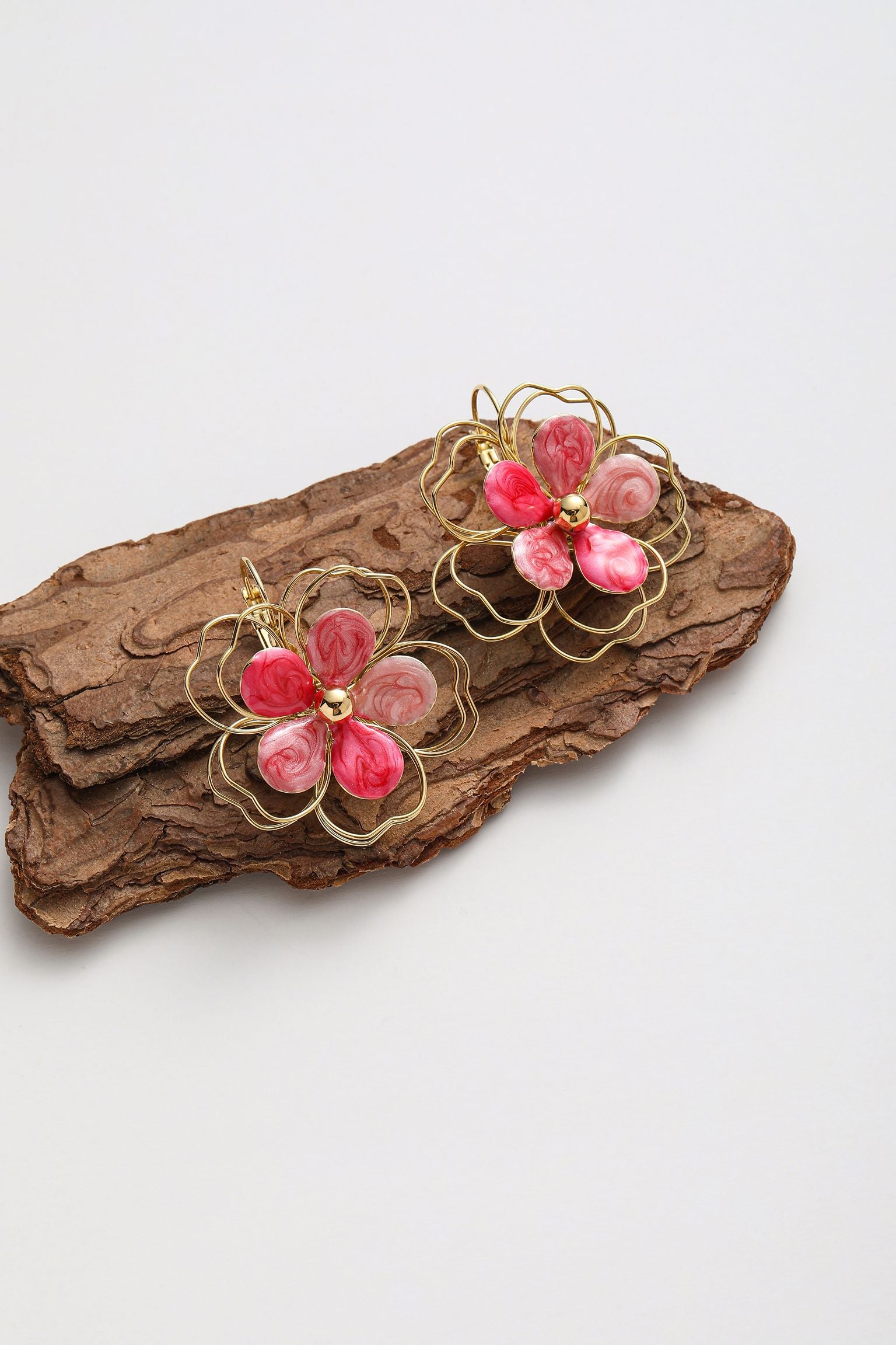 Orecchini con il fiore floreale in smalto