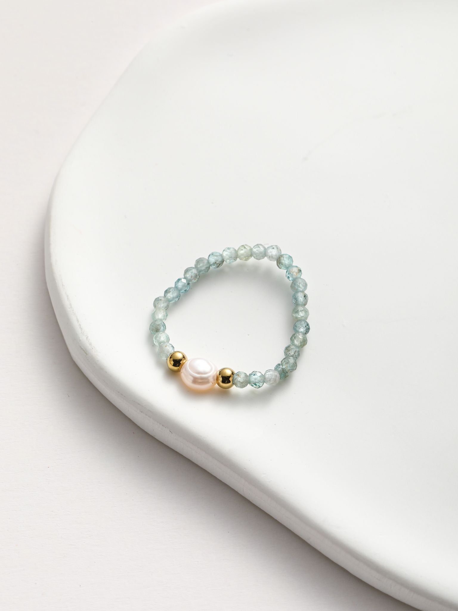 Anello in perla fiume e pietra dura