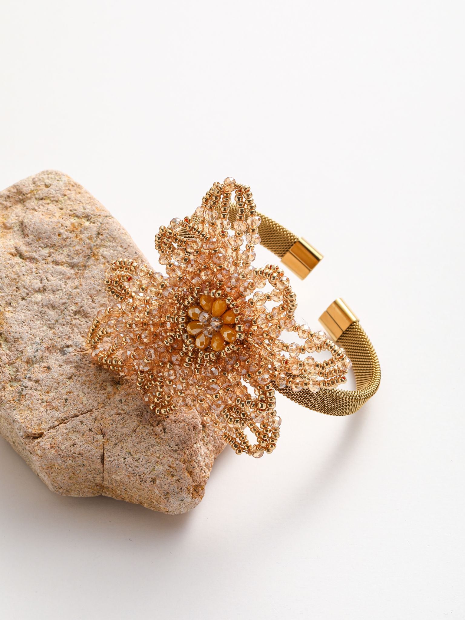 Bracciale con fiore in acciaio