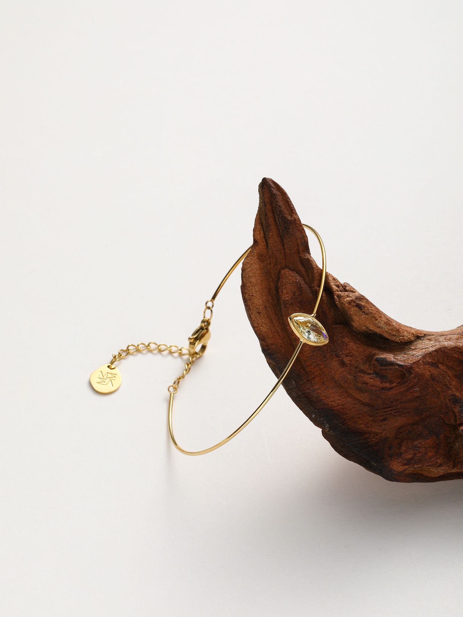 Bracciale rigido con zircone forma ovale
