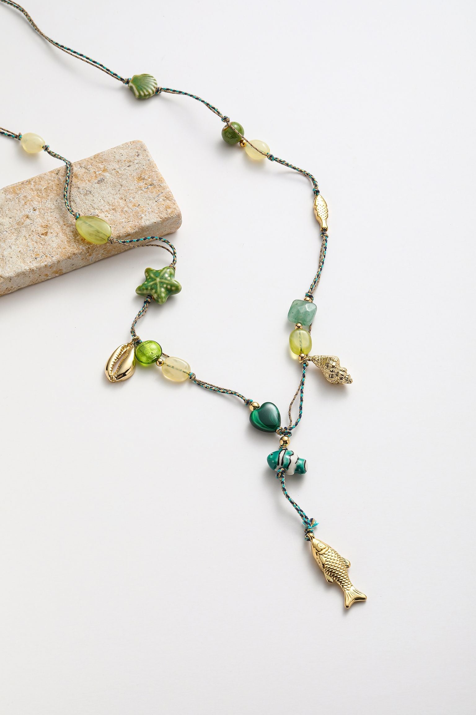 Collana con conchiglie e pedente in corda cerata