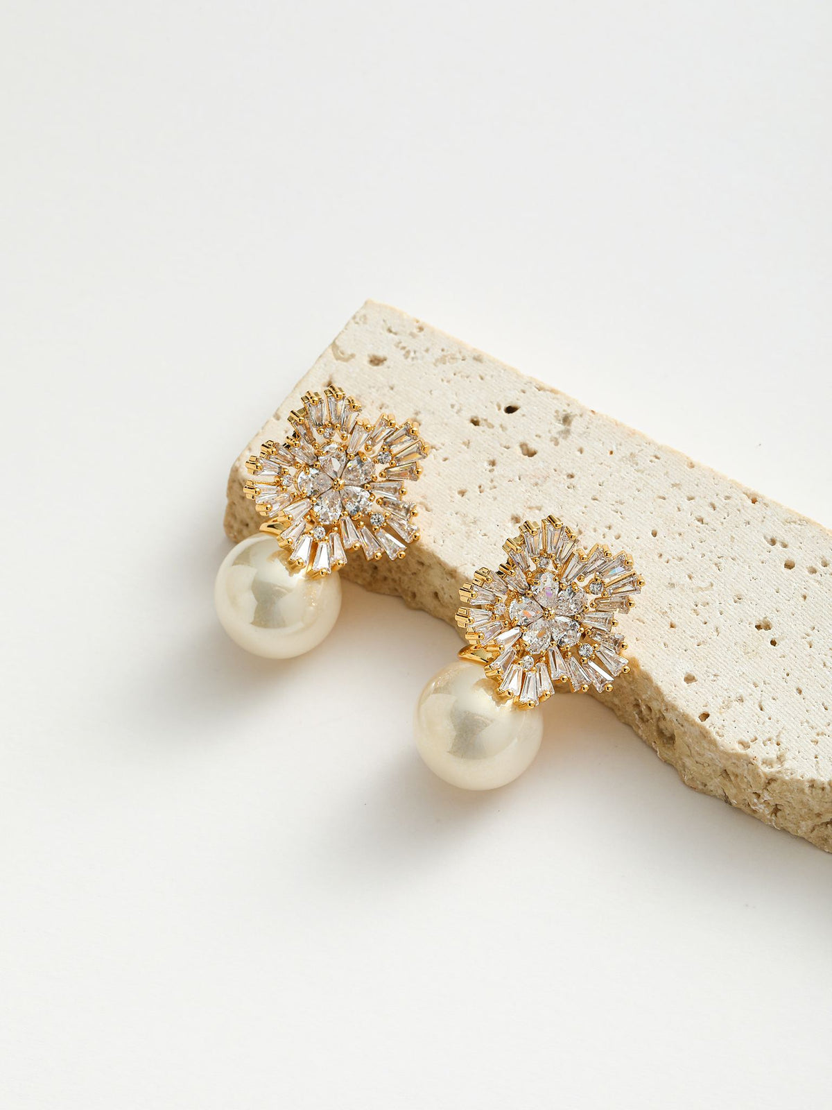 ORECCHINI CON PERLE, FIORI TRIDIMENSIONALI IN OTTO