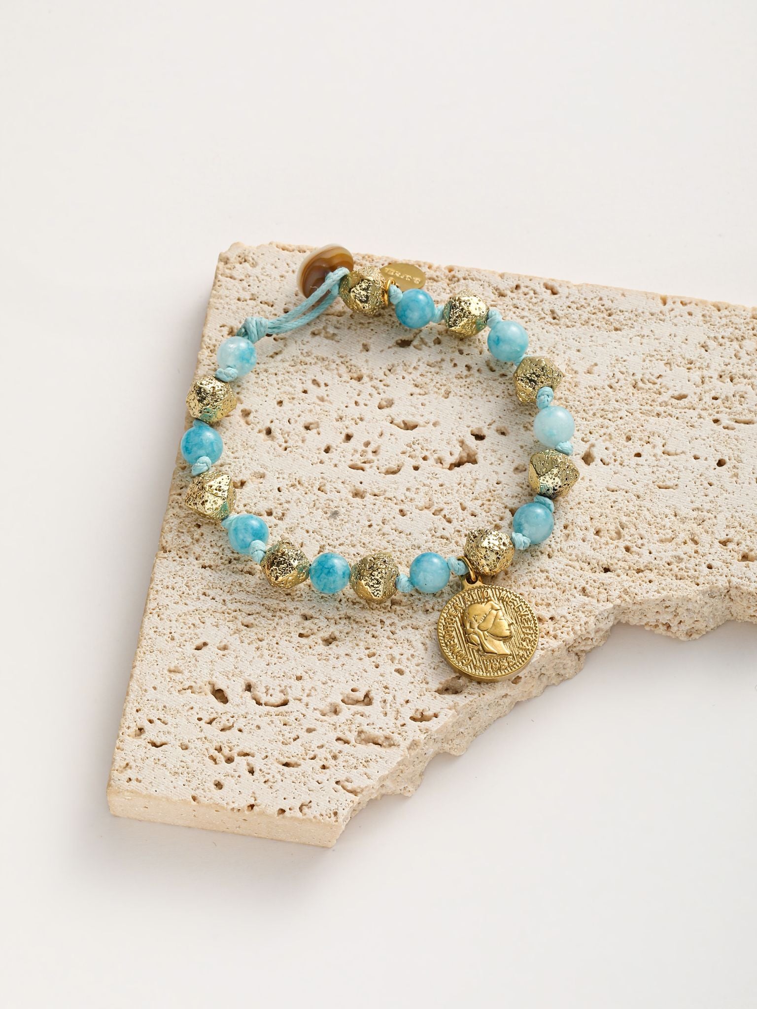 Bracciale infilato con AGATA e il ciondolo moneta