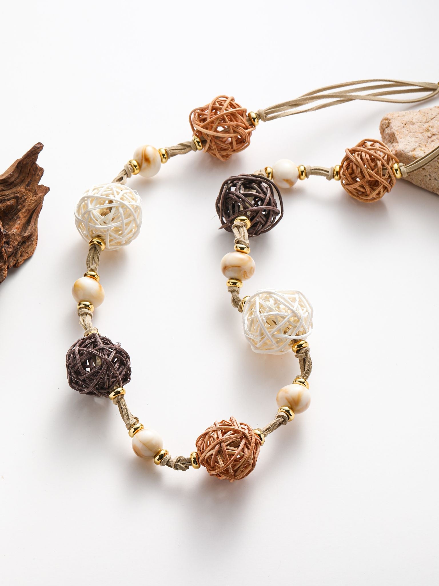Collana con 7 parline treciati in RATTAN